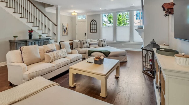 Photo - 305 Alice St Unit ID1244804P