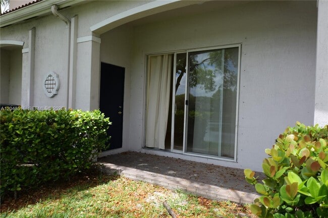 8220 SW 25th Ct