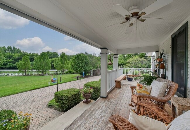 Front and Side Porch - 6N201 Denker Rd Unidad Farm House