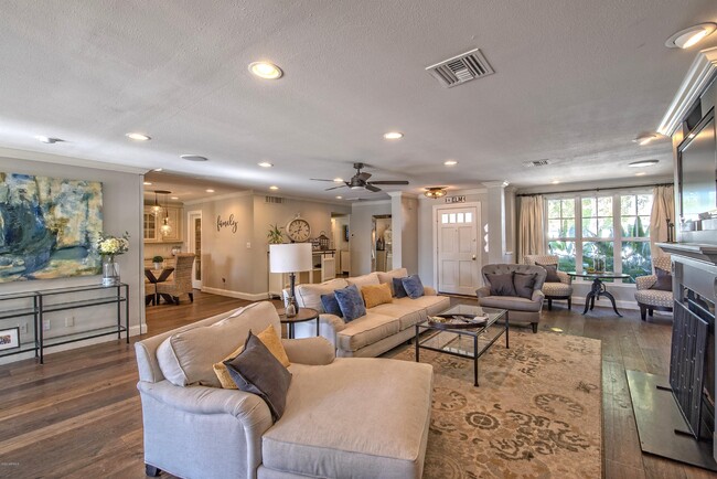 Photo - 3841 E Elm St