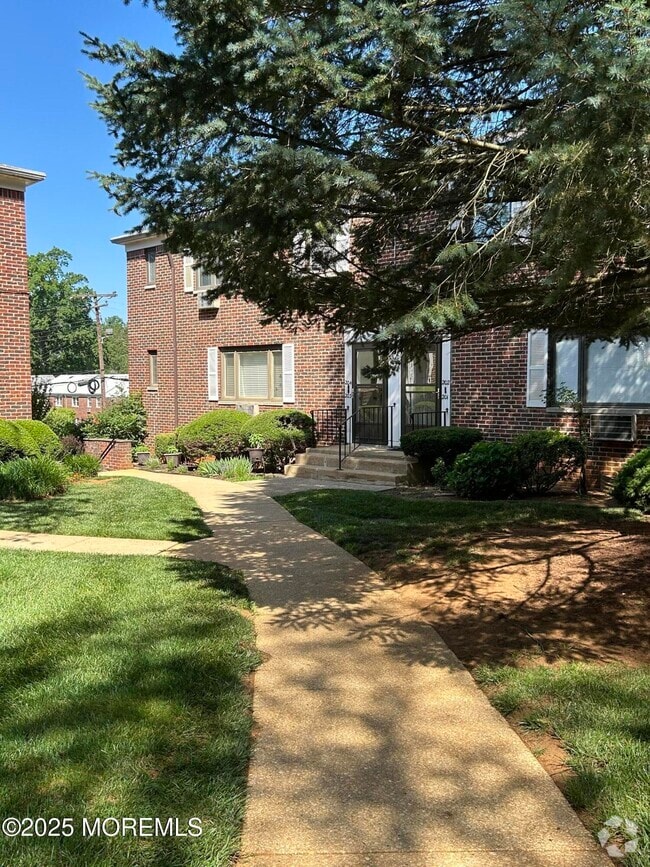 Building Photo - 204 Manor E Rental