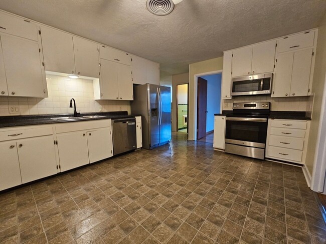 Photo - (3) Bed/(2) Bath + (2) Living Areas Avail NOW!