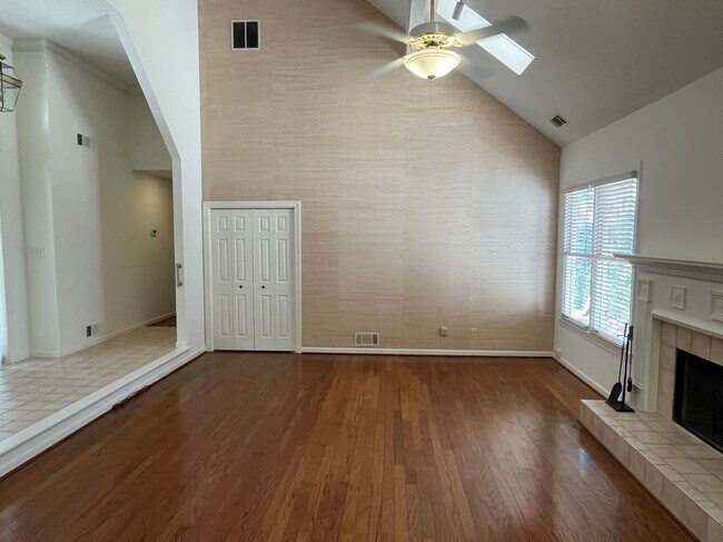 Photo - 972 Bridgegate Dr NE