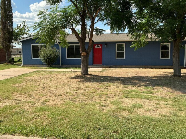 Building Photo - 4/2 with Premium Finishes & Great Backyard
