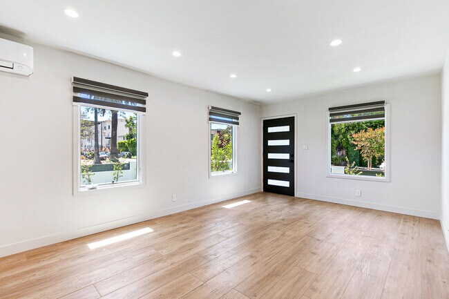 Photo - 10418 Regent St