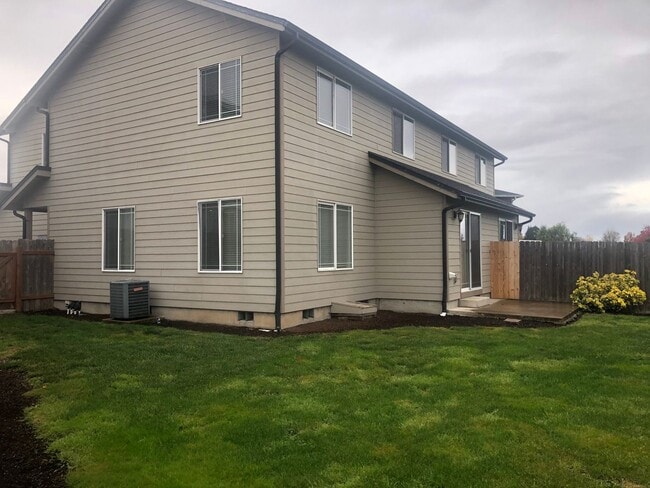 Photo - Newer 3 bedrooms 2.5 bathroom townhouse!