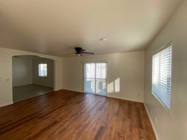 Building Photo - 762 W 21st St Unit 3