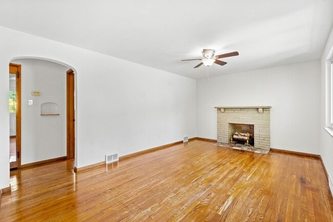 Photo - AVAILABLE AUGUST 1ST! STUNNING 3 BEDROOM IN BEECHVIEW!
