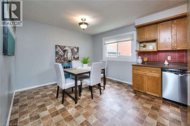 Photo - 196 Walker St