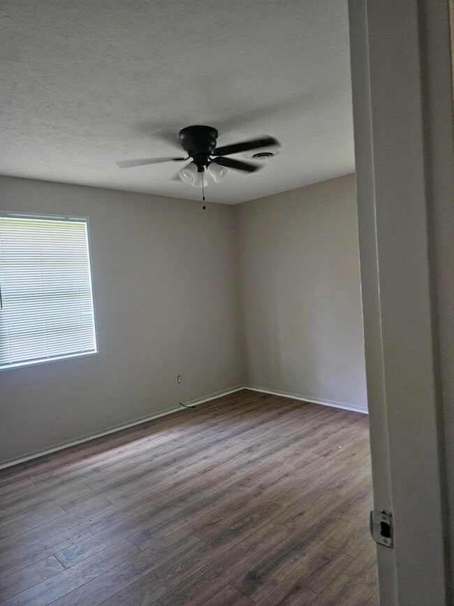 Photo - 641 Yates St NE