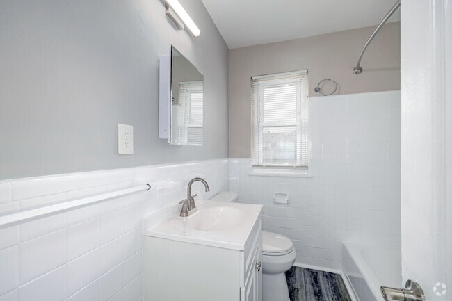 2BR, 1BA - 900SF - Bathroom