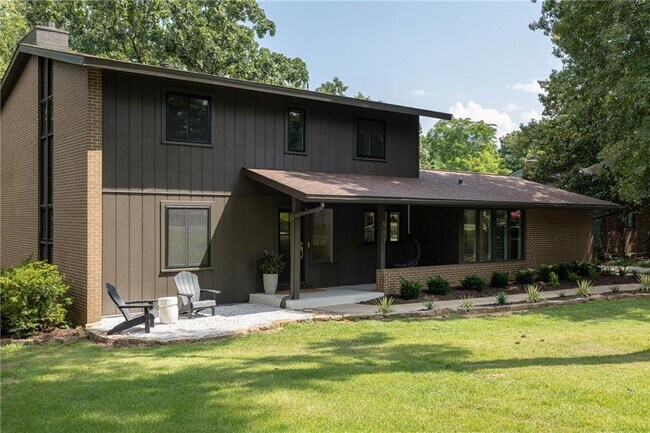 Photo - 884 Shrewsbury Ln