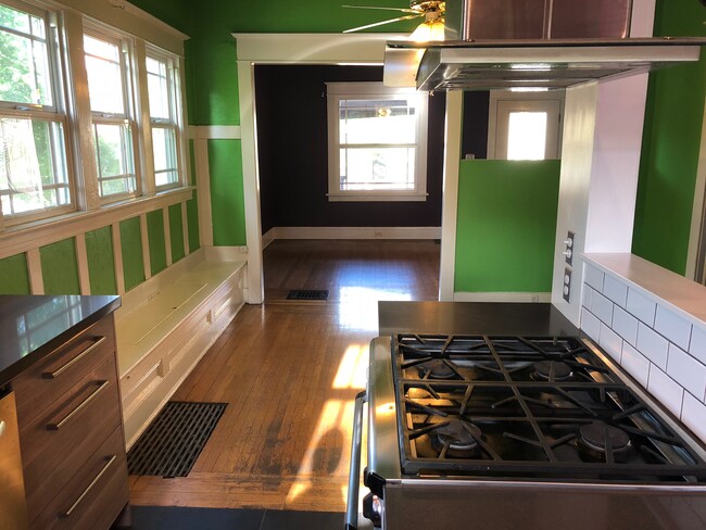 View of dining & living room - 703 SE Cesar Estrada Chavez Blvd
