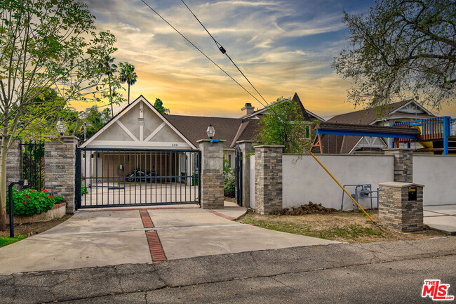 Photo - 5351 Woodlake Ave Townhome