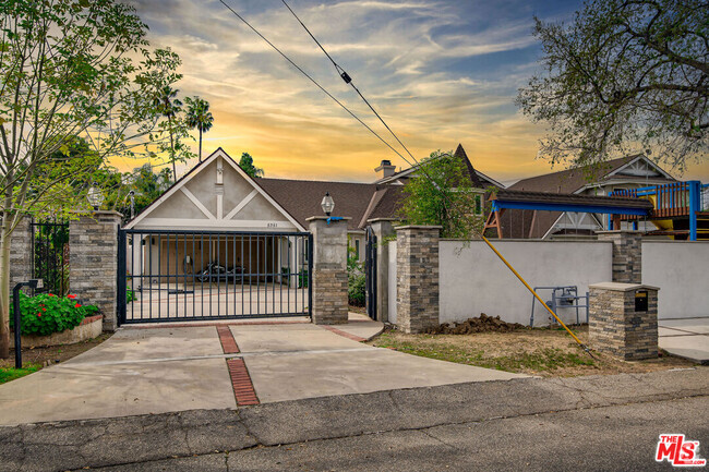 Building Photo - 5351 Woodlake Ave Rental