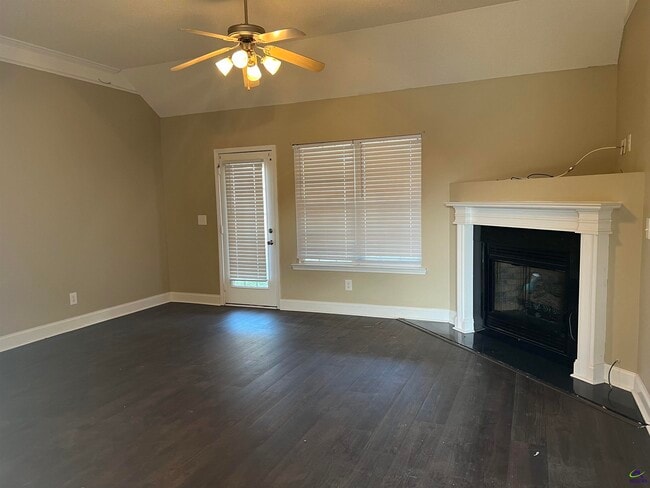 Photo - 523 Manchester Ln