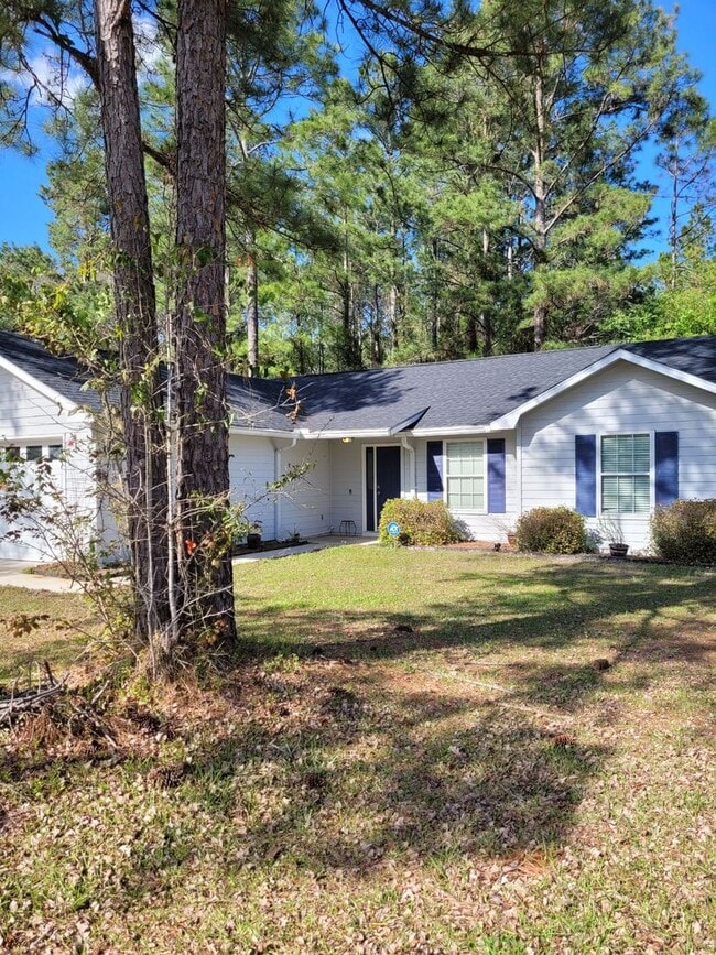 Building Photo - 3/2 with a fenced in yard !!