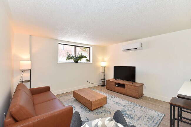 Photo - 160 Dowling Ave Toronto