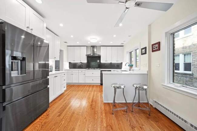 Photo - 2545 W Lunt Ave