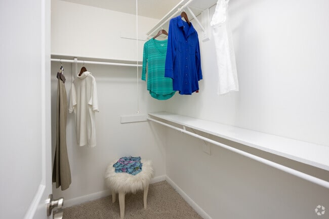 2BR, 2BA - 1300SF