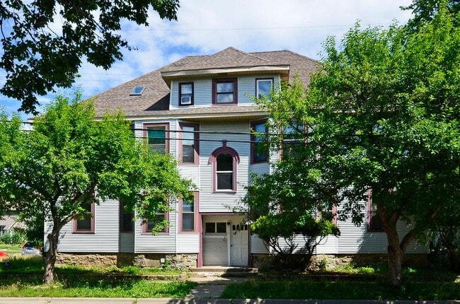 Building Photo - Spacious 4-Bedroom Upper-Level Unit 4