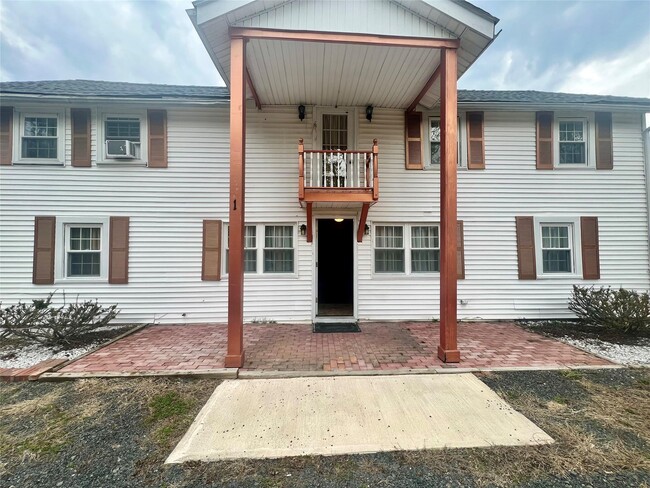 Building Photo - 1 Royal Acres Dr Rental