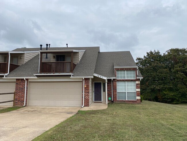 Building Photo - 4 Bedroom With Downstairs Master Bed