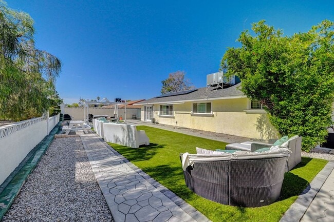 Building Photo - Beautiful single-story custom home featuri...