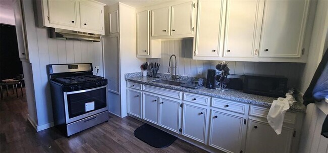 Photo - 3339 Simmons St