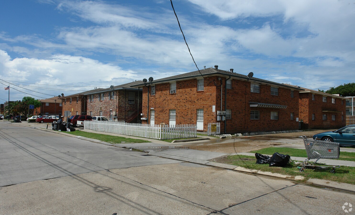 Lake Haven Riverside Court Apartments - 4022-4206 Hessmer Ave Apartments