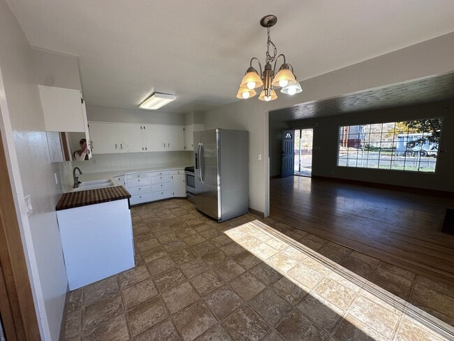 Photo - Spacious 4 Bedroom Home with Fireplace & F...