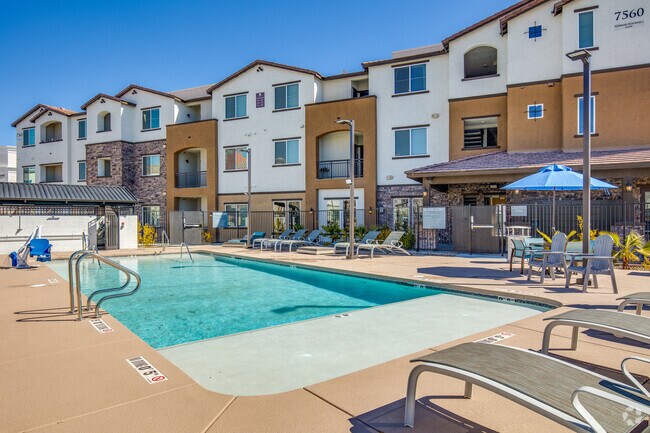 ¡Piscina estilo centro turístico - Portola Centennial Hills