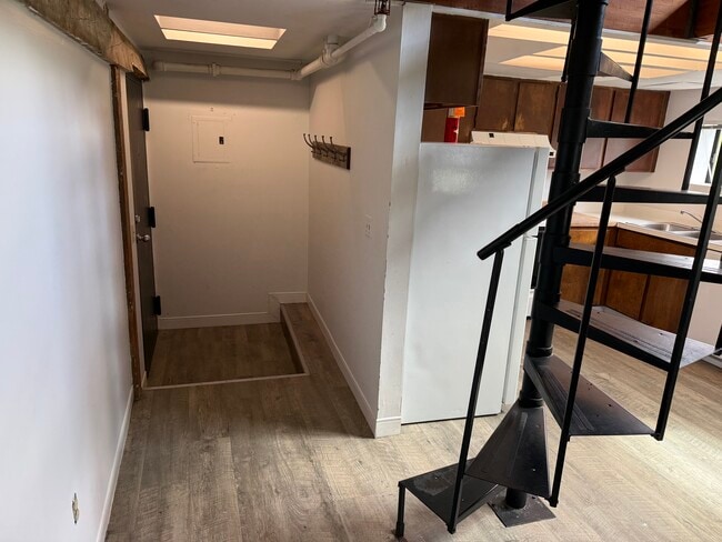 Private entrance - 1047 Danby Rd