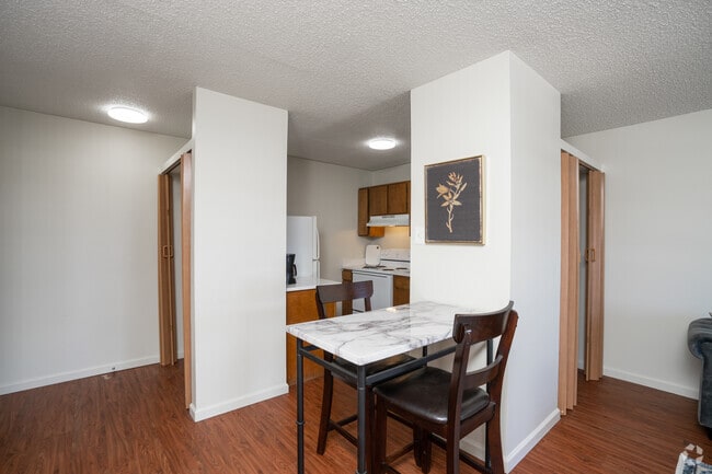 1 dormitorio, 1 baño, 550 pies cuadrados, comedor