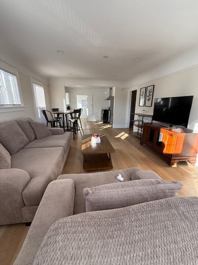 Photo - 2+1 w/all appliances + garage in central L...