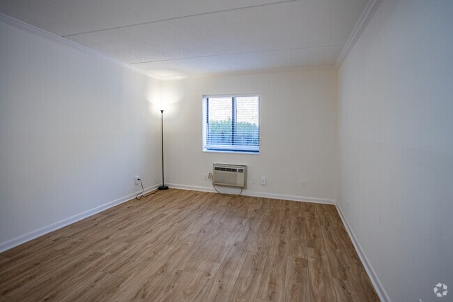 1 BR, 1 BA - 600SF