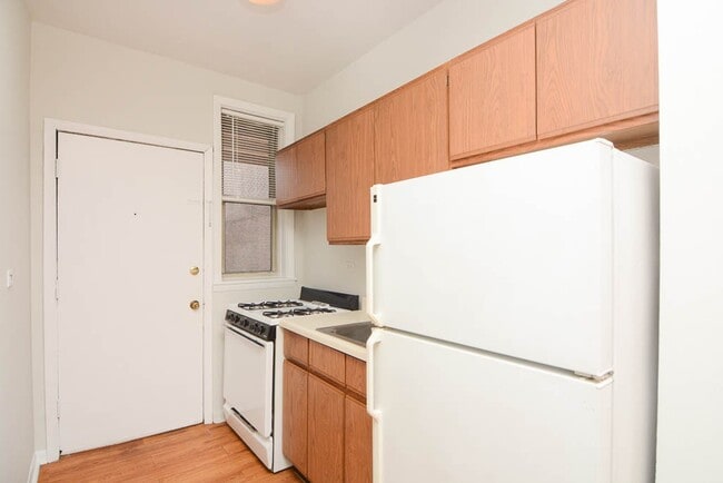 Photo - 627.5 W Barry Ave Unit S4