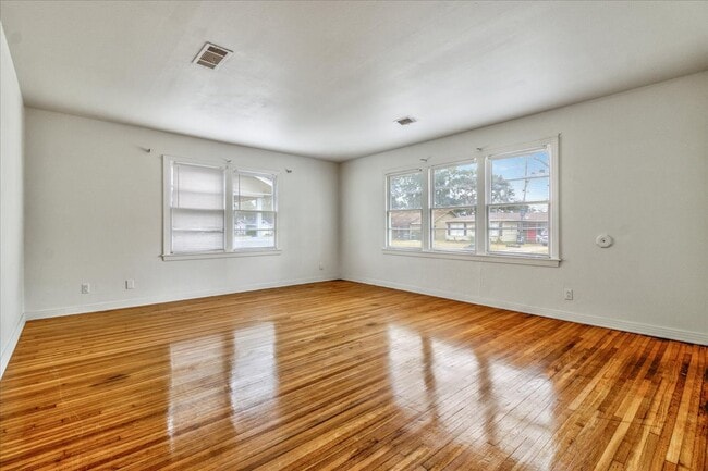 Photo - 640 Parsons Dr