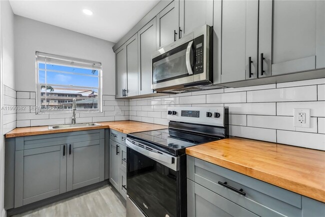 Building Photo - 5300 Washington St Unit A137