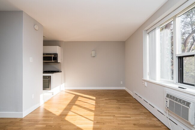 Building Photo - 263 Russell Hill Rd