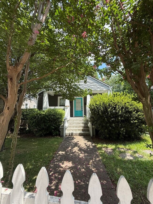Building Photo - Bungalow in Charlotte with 2 bedrooms, 2 baths