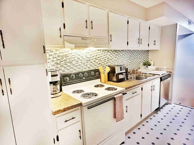 Photo - 135 Kingsbury Dr