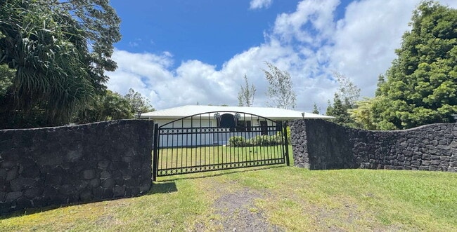 Building Photo - "Charming 3-Bedroom Retreat with 2 Full Baths in Keaau's Tranquil Paradise!"