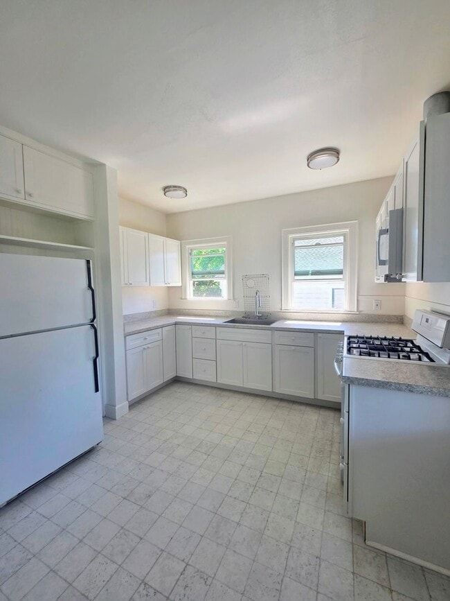 Photo - Charming Downtown Petaluma Gem - 3bed 1.5 Bath Available Now !