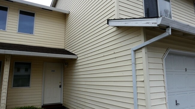Building Photo - 3 Bed 2.5 Bath Townhome Near Fairview Village Unit 103