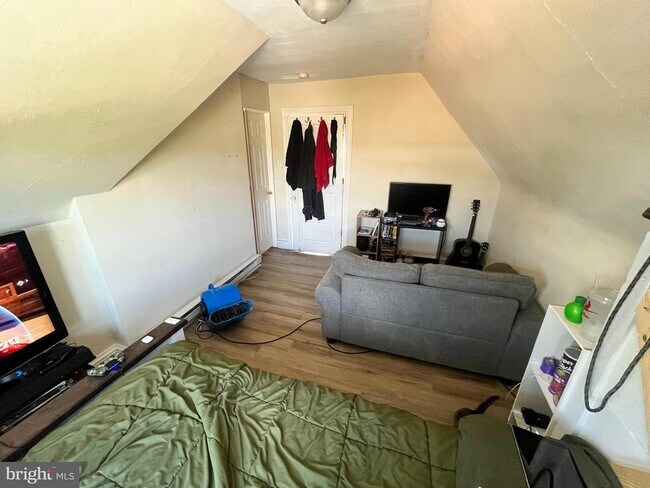 Photo - 541 E High St