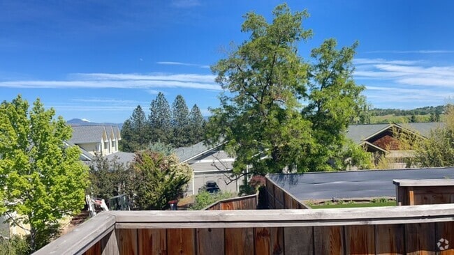 Building Photo - Peaceful 2-bedroom 1-bath Cottage with Dec... Rental