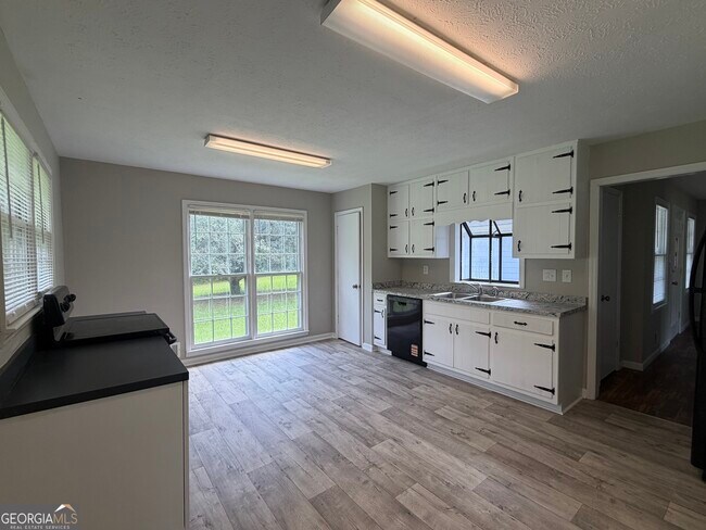 Photo - 965 Hillview Rd