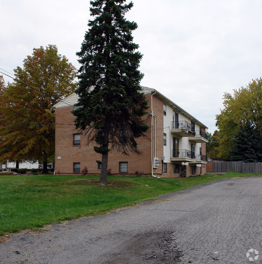 Green Acres Apartments - Green Acres Apartments