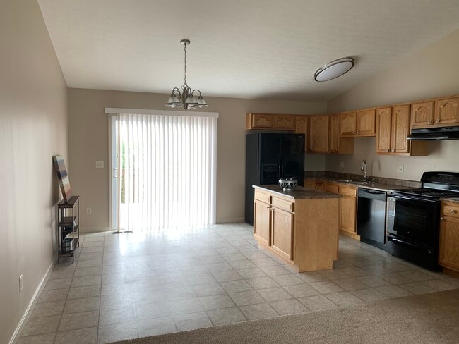 Planta abierta y techo estilo catedral - 6869 Gordon Blvd